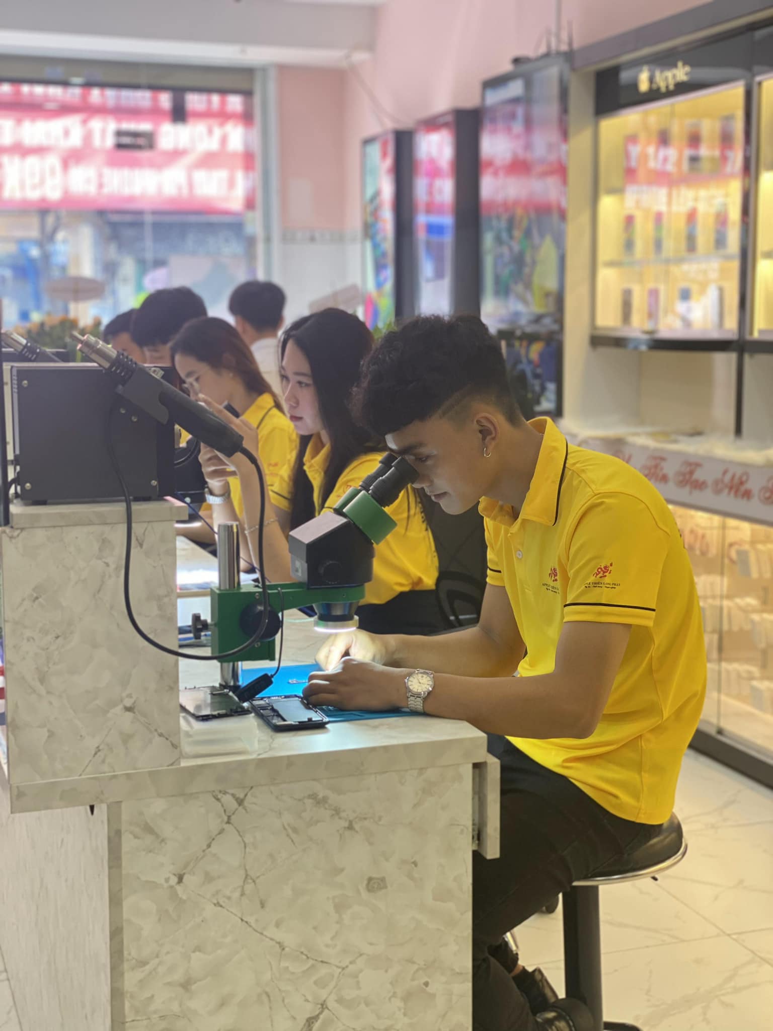 Đội kỹ thuật viên đang tập trung kiểm tra máy cho khách hàng