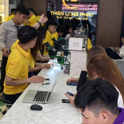Đội Ngũ kỹ thuật viên của Apple Thiên Long Phát đang tiếp nhận và thực hiện quá trính sửa chữa điện thoại uy tín tại Tân Phú