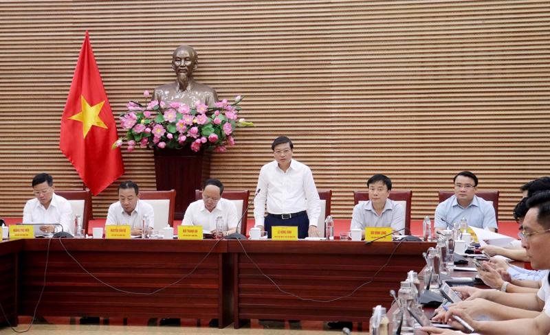 Chủ tịch UBND tỉnh Nghệ An Lê Hồng Vinh chủ trì phiên họp
