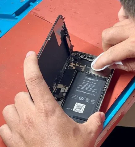 Thay Pin iPhone Chính Hãng Uy Tín Tại Tân Phú